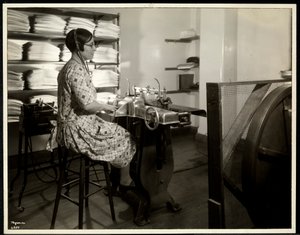 Blinde Frau, vermutlich Charlotte Rohr, arbeitet mit einer Braille-Presse, Diktiergerät und Stereotyp, New York, 1933